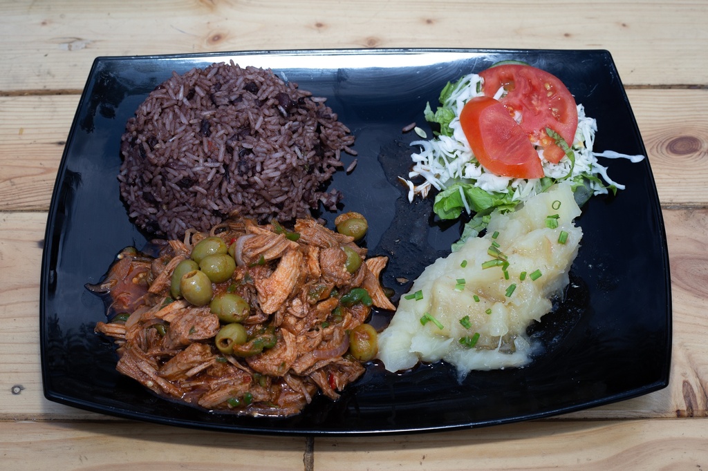 Ropa vieja de cerdo con aceitunas