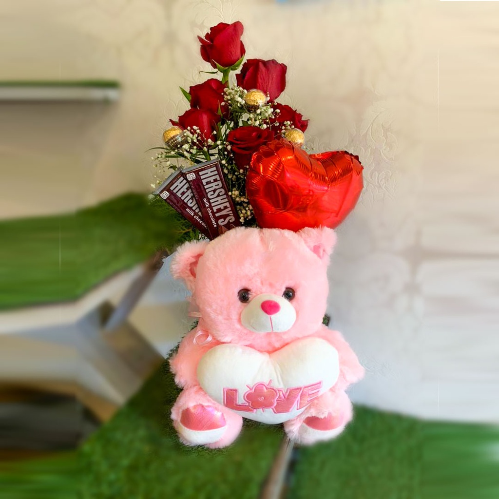 Ramo de 6 rosas con bombones, chocolates y peluche