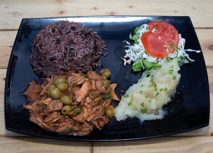 Ropa vieja de cordero con aceitunas y cebolla