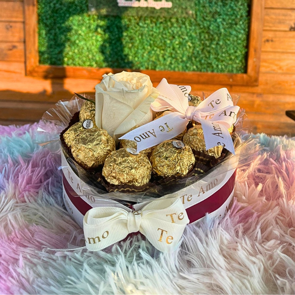 Combo Ferrero Romántico: Un Regalo que Enamora