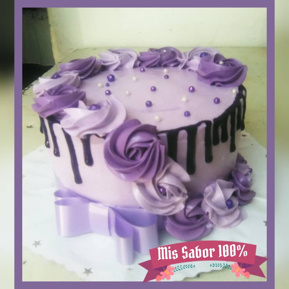 Cake de merengue glaseado de gel espejo relleno de crema nuetala o vainilla chic