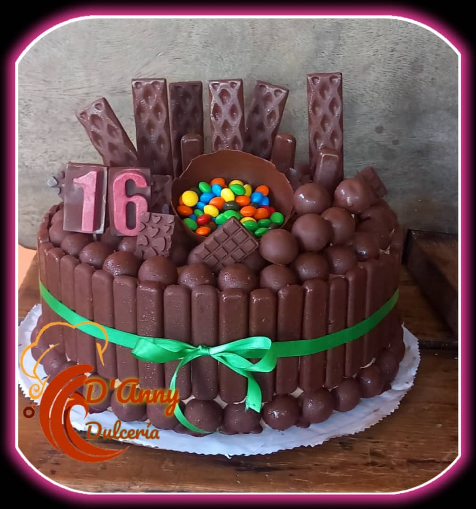 Cake de tabaquitos, balines, M&amp;M, semiesfera y extras