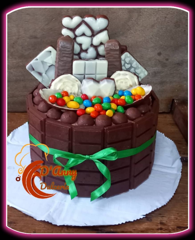 Cake de peter, balines y extras de chocolate blanco y negro